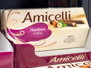 Amicelli haselnuss krem çikolatalı çubuk ambalaj vitrininde.