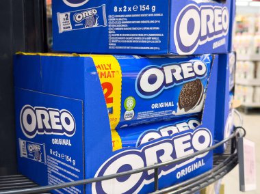 Terfi tabelasıyla birlikte rafta Oreo kurabiye paketleri var..