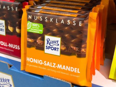 Ritter Spor Honig Salz Mandel Çikolata Dükkanı rafında.