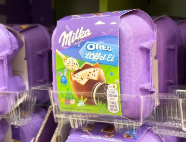 Milka oreo lffel ei çikolatalı yumurta markette sergileniyor.