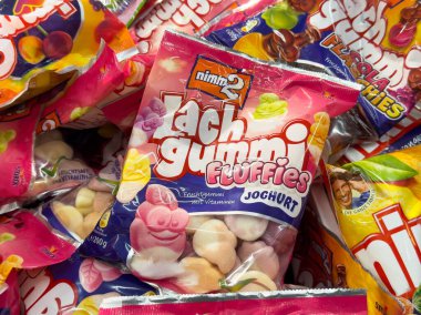 Nimm2 lachgummi çeşitli meyve aromalı ve yoğurtlu şeker torbalarını kabartıyor..