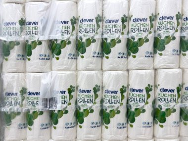 Yeşil yaprak dizaynlı istiflenmiş kağıt ruloları.