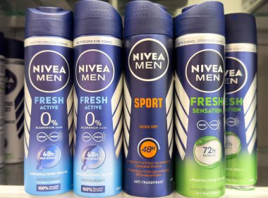 Nivea erkek deodorant varyantları mağazada.