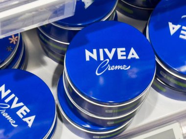 Nivea creme mavi teneke kutuları vitrinde.