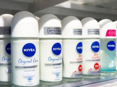 Nivea deodorant şişeleri rafta sergileniyor..