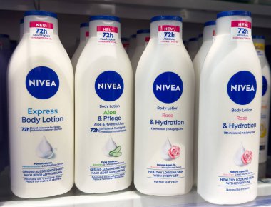 Nivea vücut losyonu çeşitleri 72 saatlik nemlendirme iddialarıyla raflarda sergileniyor.