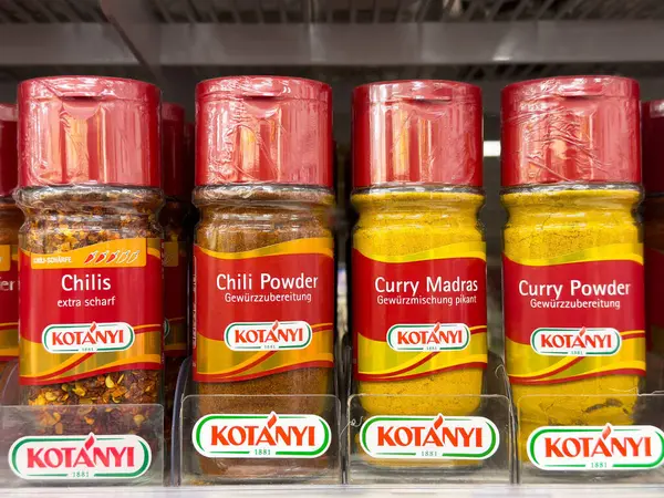 Biber ve köri tozu raflarda..