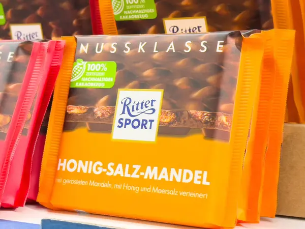 Sürdürülebilirlik etiketli Ritter sporu ballı badem çikolatası..