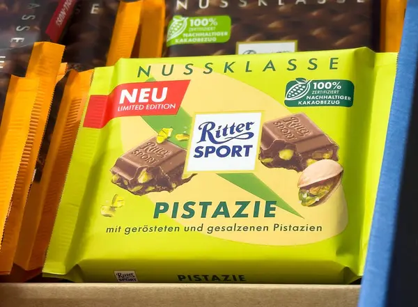 Ritter spor şam fıstıklı çikolata. Canlı paketlenmiş, sınırlı sayıda üretilmiş..