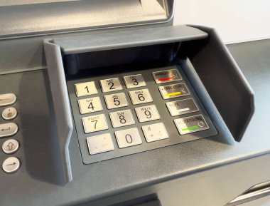 Kontrol düğmelerini ve sayı defterini gösteren ATM tuş takımının yakın plan görüntüsü.
