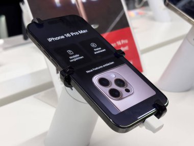 Etkileşimli özellikleri olan 16. Pro maksimum Iphone güvenlik standında görüntülendi.