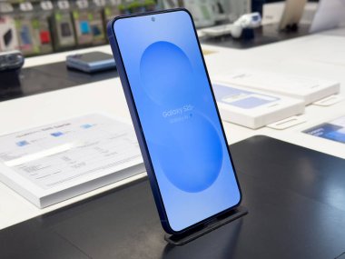 Samsung Galaksisi s21 artı elektronik mağazasında sergileniyor.
