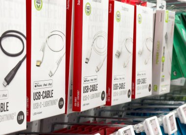 Perakende rafında çeşitli usb kabloları görüntülendi.