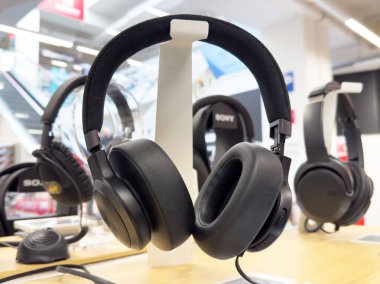 Elektronik mağazasında modern kablosuz kulaklık görüntüsü.