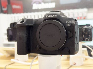 Elektronik mağazasında Canon eos r5 aynasız kamera görüntüsü.