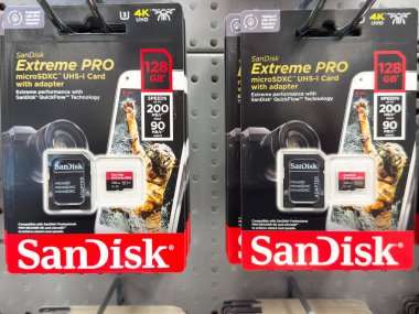 Yüksek hızlı depolama için perakende ekran üzerindeki Sandisk aşırı Pro mikro kartları.