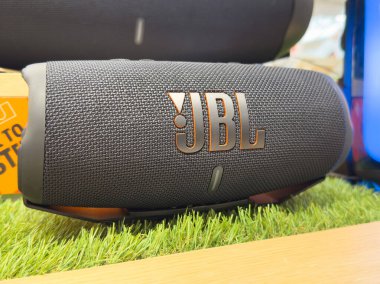 Taşınabilir jbl bluetooth hoparlörü logonun yakın plan detaylarıyla ekranda.
