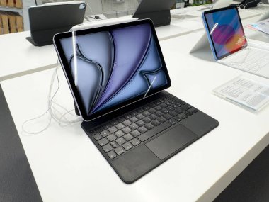 Elektronik mağazasında klavye ve stil ile hava görüntülemesi.