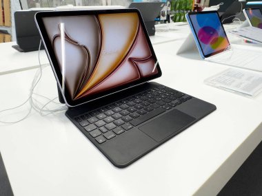 Teknoloji mağazası ayarlarında klavyeli şık ipad havası.