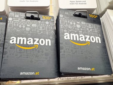 İkonları olan Amazon hediye kartları, 100 avro değerinde, çift paket ekran.