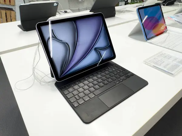 Elektronik mağazasında klavye ve stil ile hava görüntülemesi.