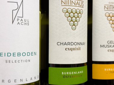 Avusturya şarap şişeleri Burgenland 'dan Chardonnay ve miskat etiketleri sergiliyor.