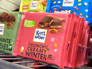 Ritter sporu çıtır çıtır kremalı çikolatalar rafta duruyor..