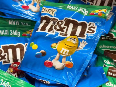 Renkli çikolata kaplamalı gevrek m & m 'nin şeker paketi.
