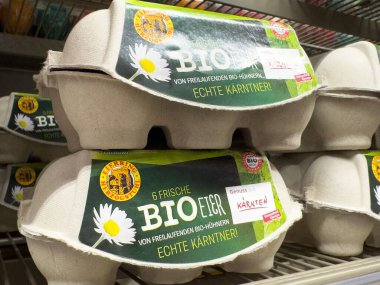 Süpermarketin rafında Alman etiketli organik yumurta kutuları..