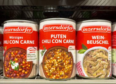 Süpermarket raflarındaki konserve Avustralya yemekleri çeşitleri.