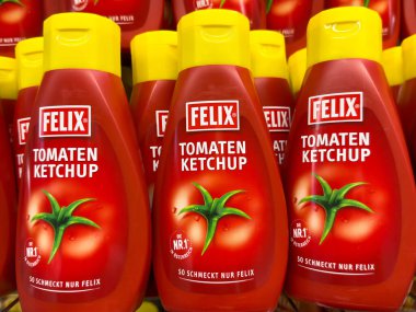 Felix domates ketçap şişeleri bir mağaza rafında sergilenir..