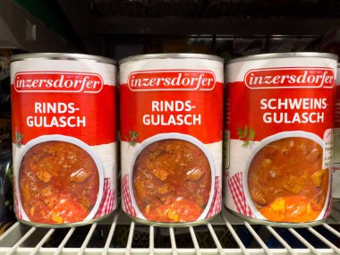 Rafta üç kutu inzersdorfer rinds-gulasch ve schweins-gulasch var..