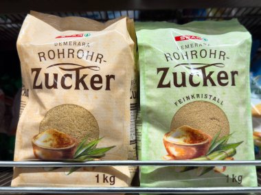 Rafta kahverengi ve beyaz şeker paketleri.