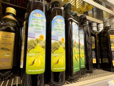 Market rafında çeşitli Yunan ekstra saf zeytinyağı şişeleri..