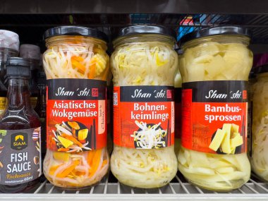 Raflardaki kavanozlarda çeşitli Asya sebzeleri var..