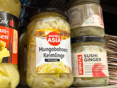 Raftaki Asya gıda ürünleri: mung fasülyesi filizi ve zencefil kavanozları.