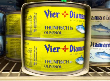 Vier diamanten konserve ton balığı. Süpermarket rafında zeytinyağı..