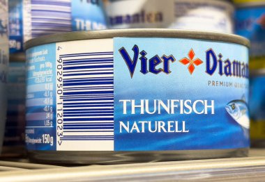 Üzerinde Almanca metin ve barkod olan mavi etiketli ton balığı..
