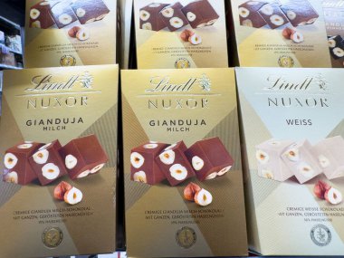 Fındık görünümlü çeşitli Lindt nuxor çikolataları.