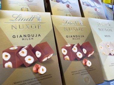 Lindt nuxor gianduja milch ve weiss fındık çikolata kutuları mağazada sergilenmektedir.