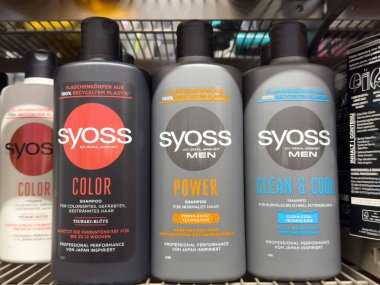 Mağaza rafında siyatik şampuan şişeleri: renk, güç, temiz ve serin çeşitleri.