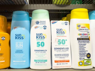 Güneş kremi çeşitlerini öpüp raflarda spor reytingleri bırakıyorsun..