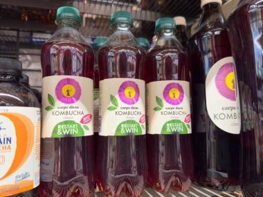 Canlı etiketlerle dolu raflarda 