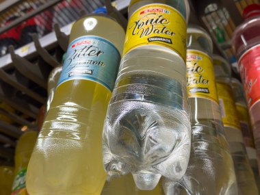 Depoda tonik ve acı limon şişeleri yakın çekim.