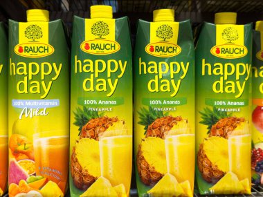 Rauch mutlu gün ananas suyu kutuları bakkal vitrininde.