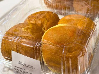 Temiz bir plastik ambalajda taze pişmiş çörekler..