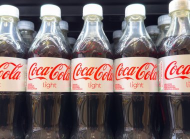 Rafta Coca Cola hafif şişeleri var..