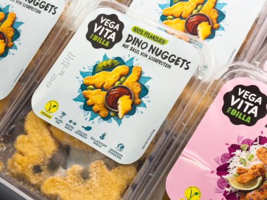 Bitki bazlı protein etiketli vegan dino nugget paketleri.