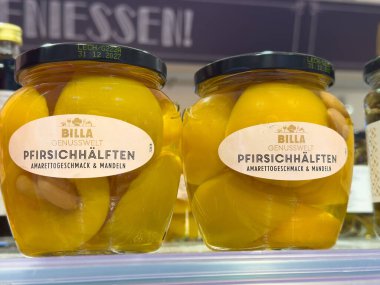 Ekranda amaretto aromalı korunmuş şeftali kavanozları..