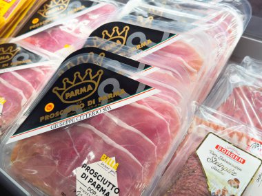 Süpermarkette çeşitli prosciutto di parma paketleri.